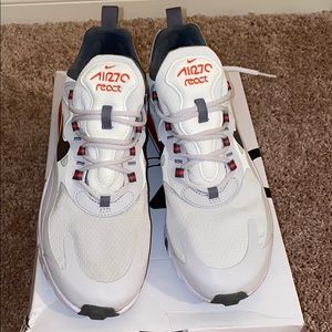 Air Max 270 React SE